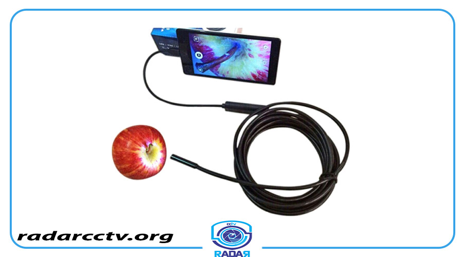 نوعی دوربین آندوسکپی که به موبایل متصل است و کنارش یک سیب است