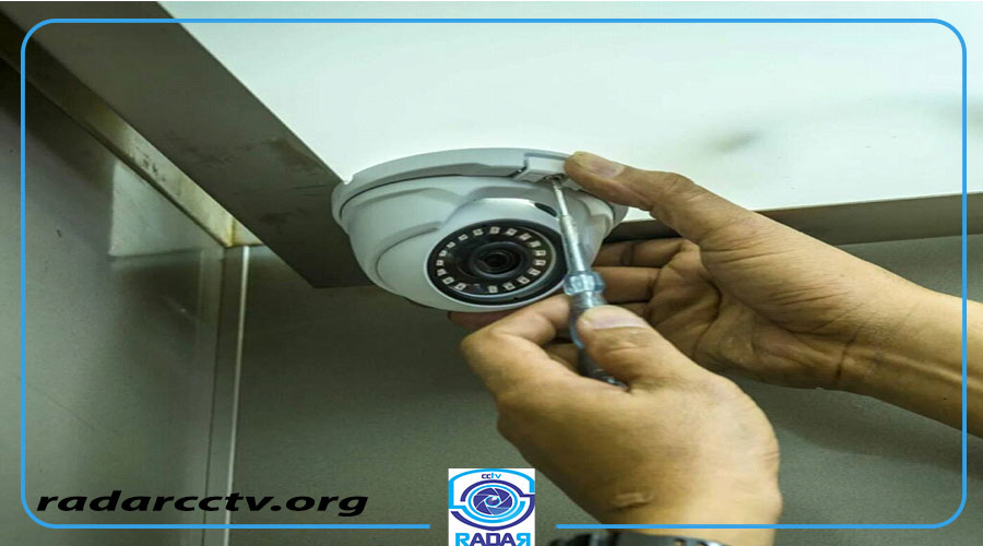 فردی درحال باز کردن پیچ دوربین مداربسته