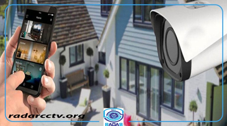 دوربین مداربسته و در کنار آن فردی که تلفن همراهی به دست دارد