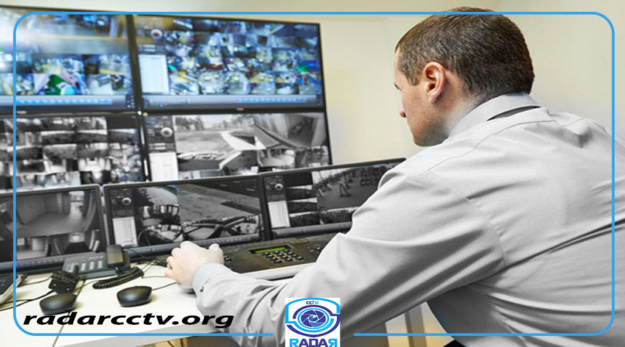 فردی در حال مانیتورینگ دوربین های مداربسته